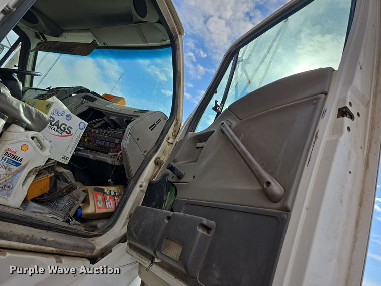 image for item DW3154 2000 Sterling L9500 grapple truck