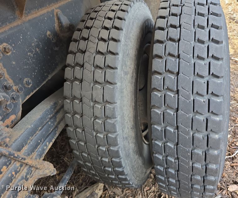 image for item DW3154 2000 Sterling L9500 grapple truck