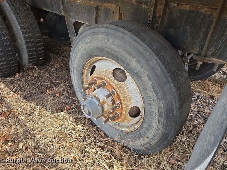 image for item DW3154 2000 Sterling L9500 grapple truck