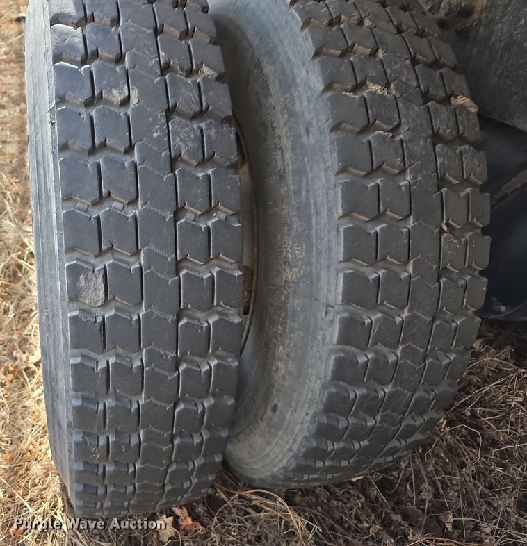 image for item DW3154 2000 Sterling L9500 grapple truck