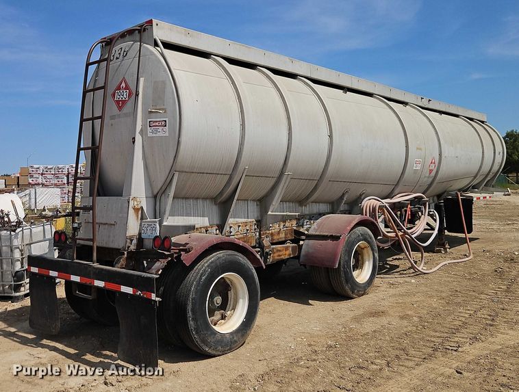 image for item DW6603 1960 Heil tank trailer
