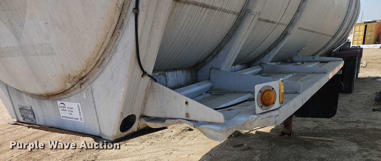 image for item DW6603 1960 Heil tank trailer