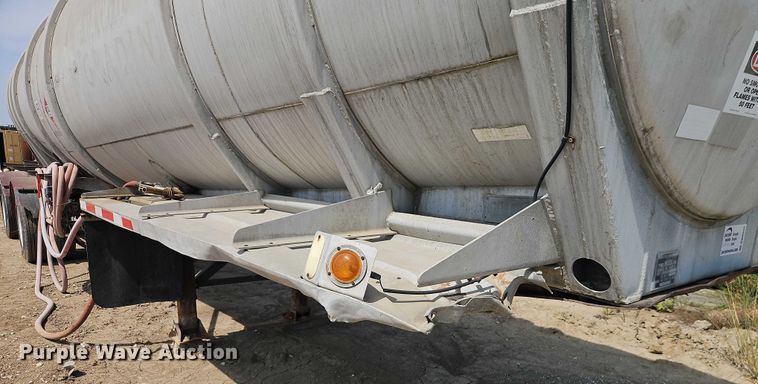 image for item DW6603 1960 Heil tank trailer