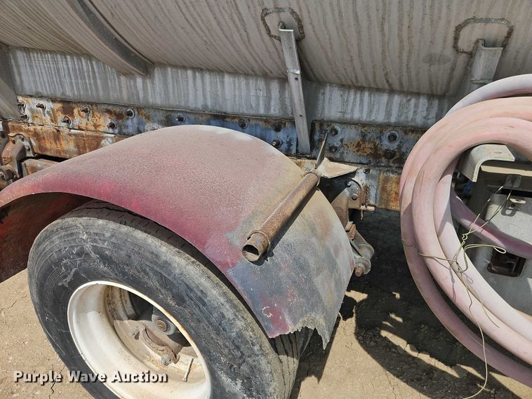 image for item DW6603 1960 Heil tank trailer