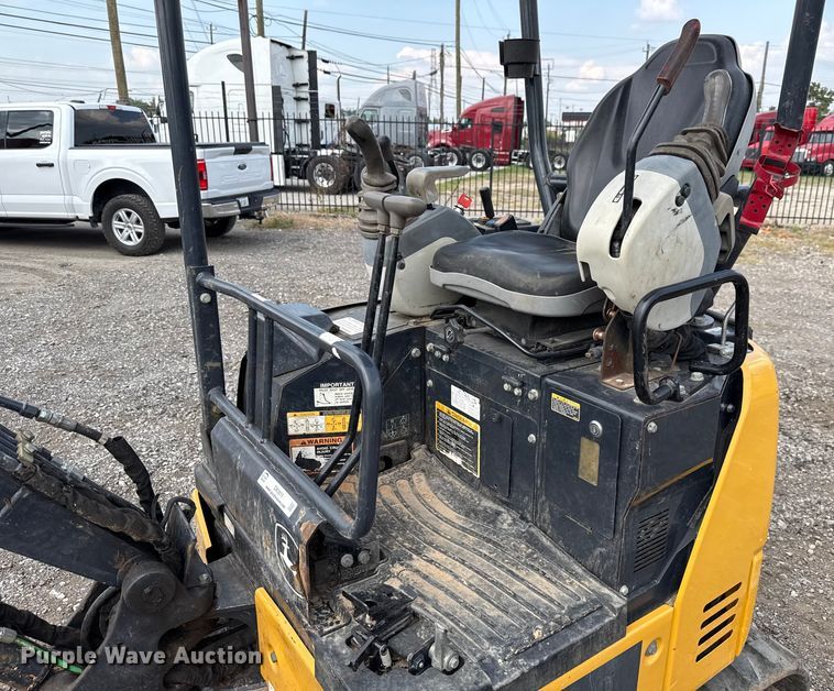 image for item DX5811 2020 John Deere 17G mini excavator