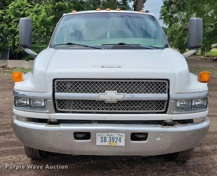 image for item DX7188 2006 Chevrolet C5500 Crew Cab flatbed truck