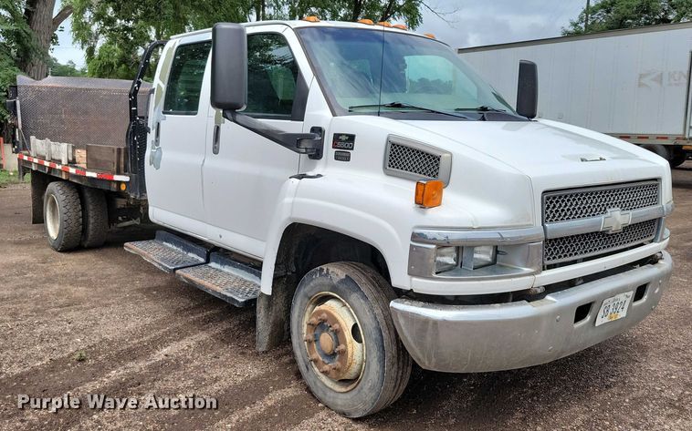 image for item DX7188 2006 Chevrolet C5500 Crew Cab flatbed truck