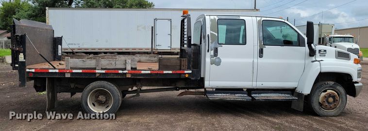 image for item DX7188 2006 Chevrolet C5500 Crew Cab flatbed truck