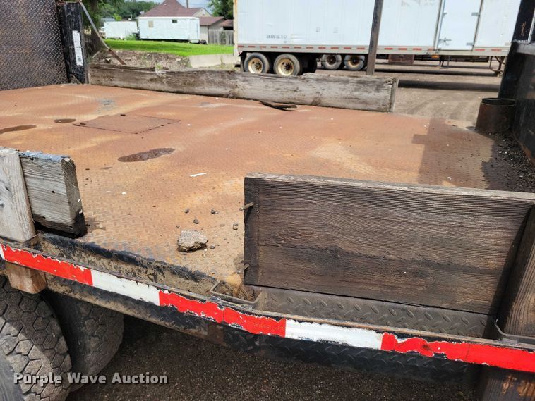 image for item DX7188 2006 Chevrolet C5500 Crew Cab flatbed truck