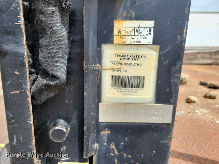 image for item DX7188 2006 Chevrolet C5500 Crew Cab flatbed truck