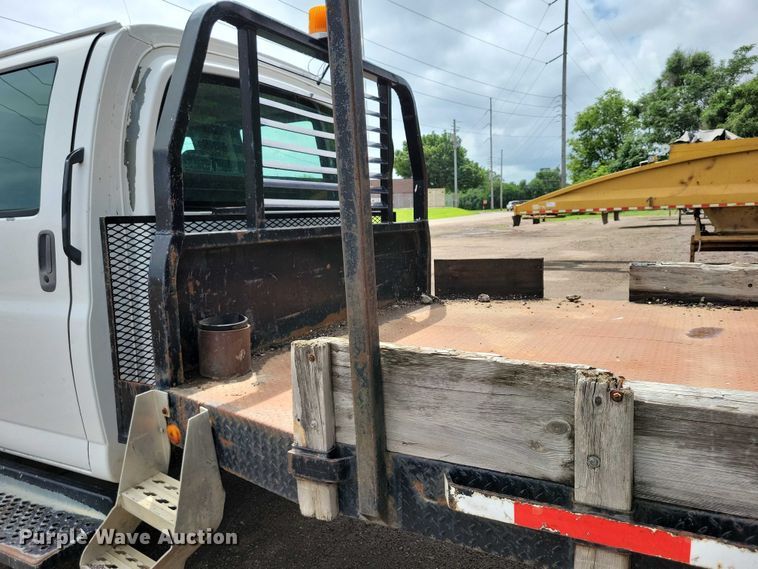 image for item DX7188 2006 Chevrolet C5500 Crew Cab flatbed truck