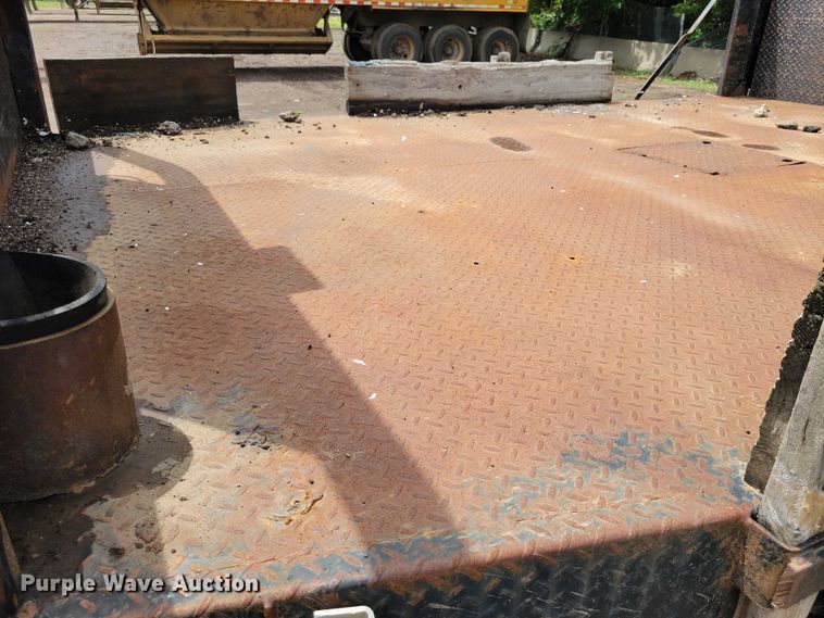 image for item DX7188 2006 Chevrolet C5500 Crew Cab flatbed truck