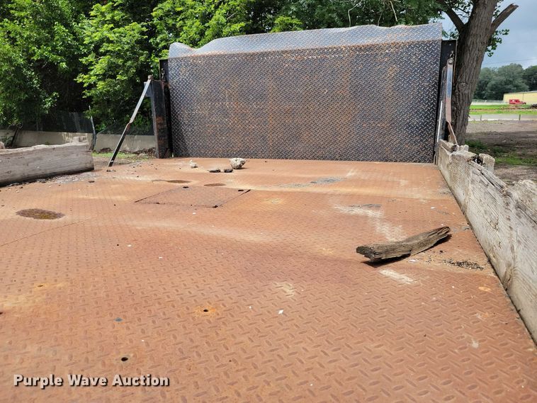 image for item DX7188 2006 Chevrolet C5500 Crew Cab flatbed truck