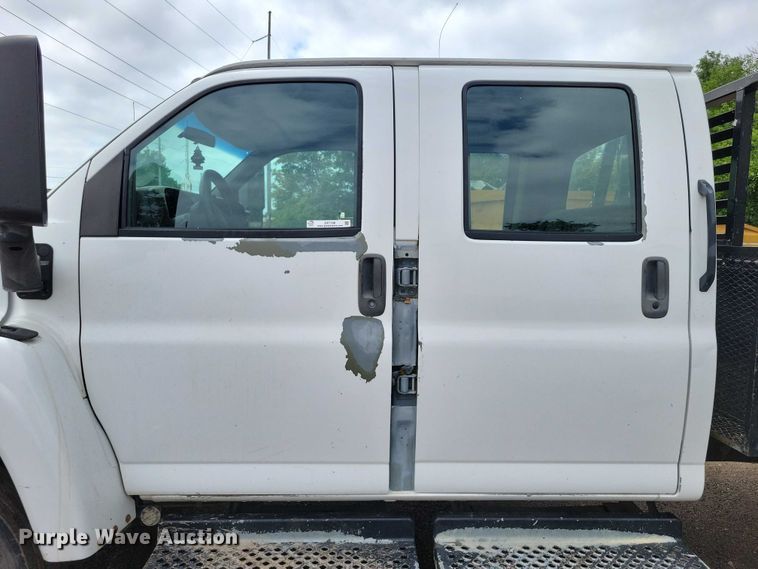 image for item DX7188 2006 Chevrolet C5500 Crew Cab flatbed truck