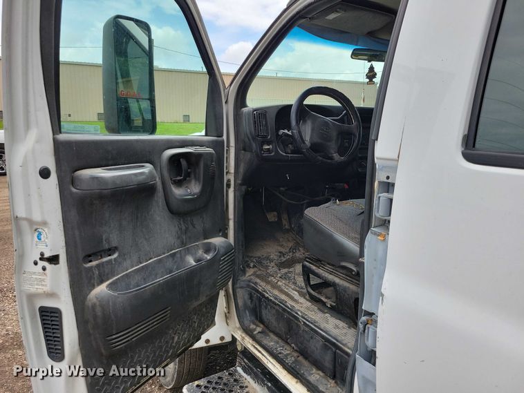 image for item DX7188 2006 Chevrolet C5500 Crew Cab flatbed truck