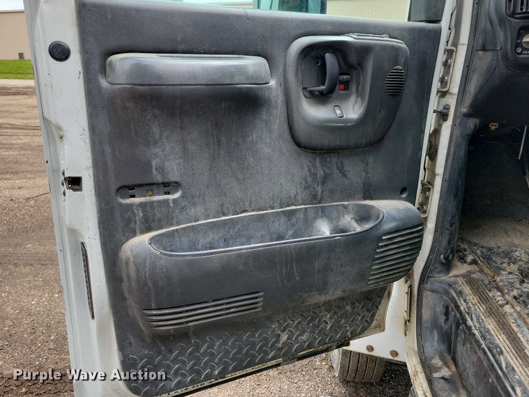 image for item DX7188 2006 Chevrolet C5500 Crew Cab flatbed truck