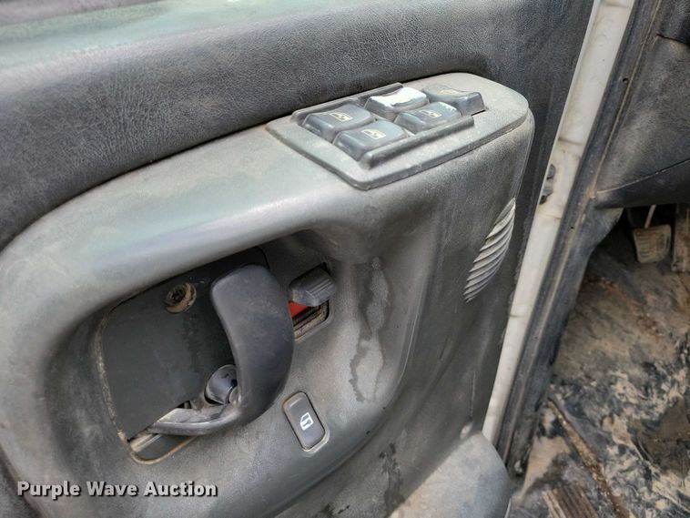 image for item DX7188 2006 Chevrolet C5500 Crew Cab flatbed truck