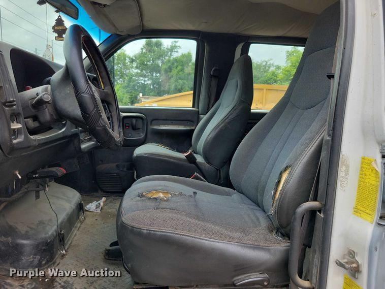 image for item DX7188 2006 Chevrolet C5500 Crew Cab flatbed truck