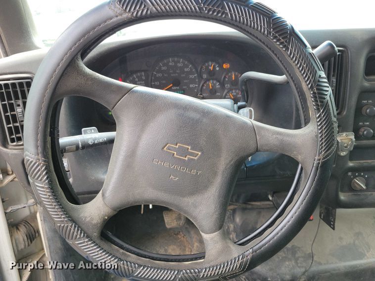 image for item DX7188 2006 Chevrolet C5500 Crew Cab flatbed truck