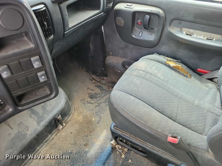 image for item DX7188 2006 Chevrolet C5500 Crew Cab flatbed truck