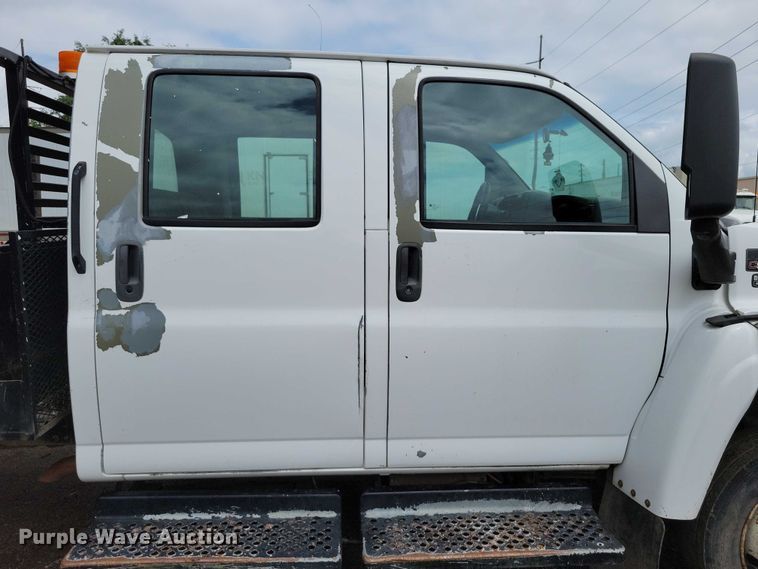 image for item DX7188 2006 Chevrolet C5500 Crew Cab flatbed truck