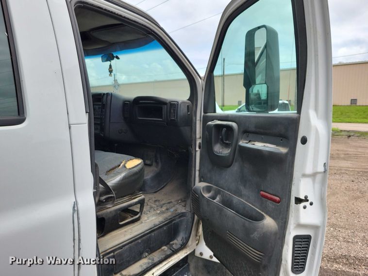 image for item DX7188 2006 Chevrolet C5500 Crew Cab flatbed truck