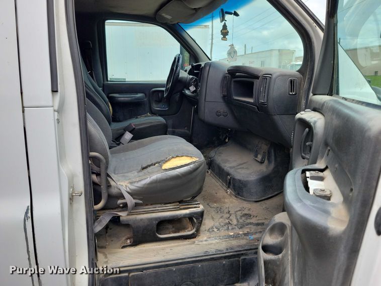 image for item DX7188 2006 Chevrolet C5500 Crew Cab flatbed truck