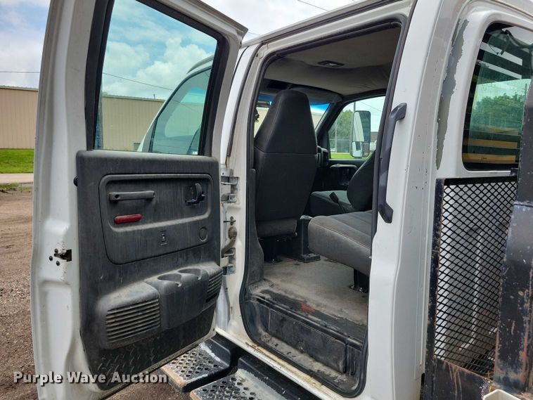 image for item DX7188 2006 Chevrolet C5500 Crew Cab flatbed truck