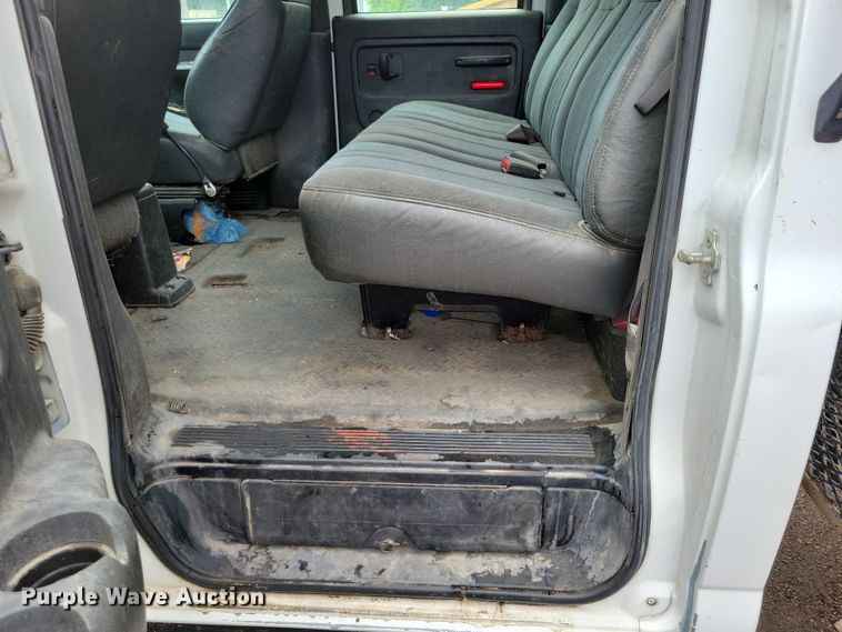 image for item DX7188 2006 Chevrolet C5500 Crew Cab flatbed truck