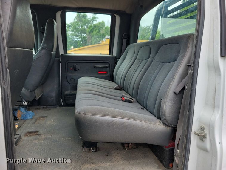 image for item DX7188 2006 Chevrolet C5500 Crew Cab flatbed truck