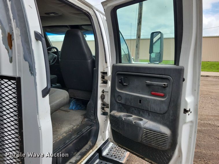 image for item DX7188 2006 Chevrolet C5500 Crew Cab flatbed truck