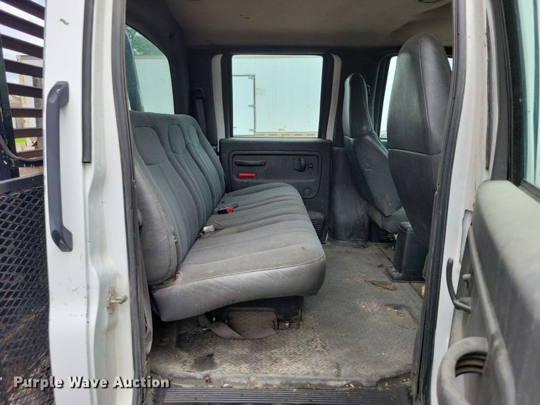 image for item DX7188 2006 Chevrolet C5500 Crew Cab flatbed truck