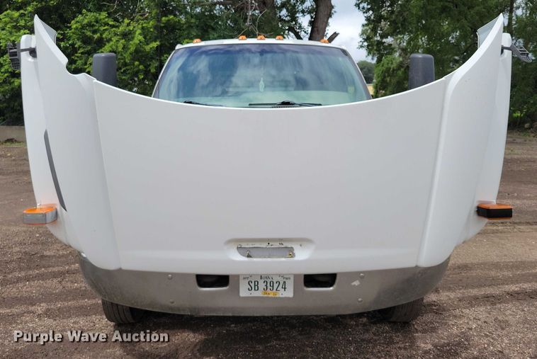 image for item DX7188 2006 Chevrolet C5500 Crew Cab flatbed truck