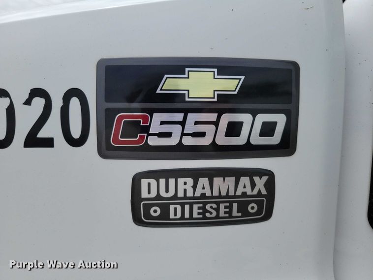 image for item DX7188 2006 Chevrolet C5500 Crew Cab flatbed truck