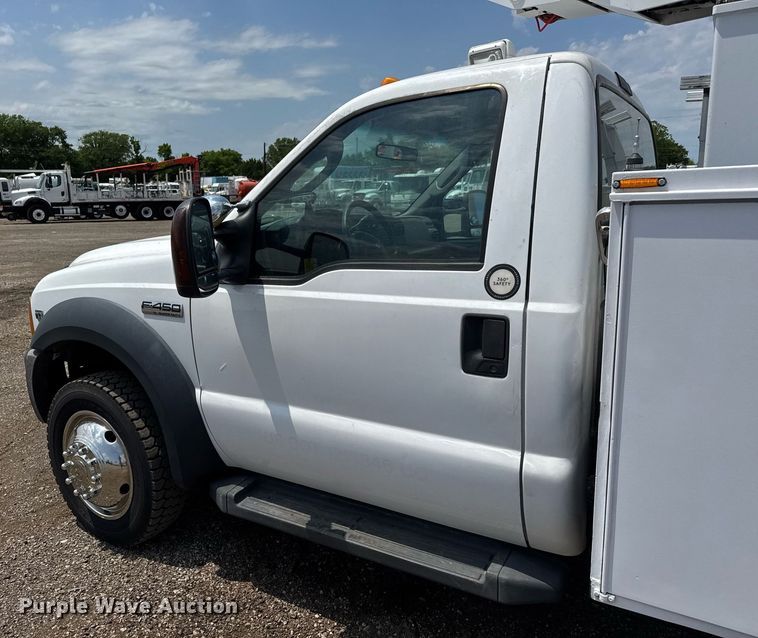 image for item DY0045 2006 Ford F450 Super Duty bucket truck
