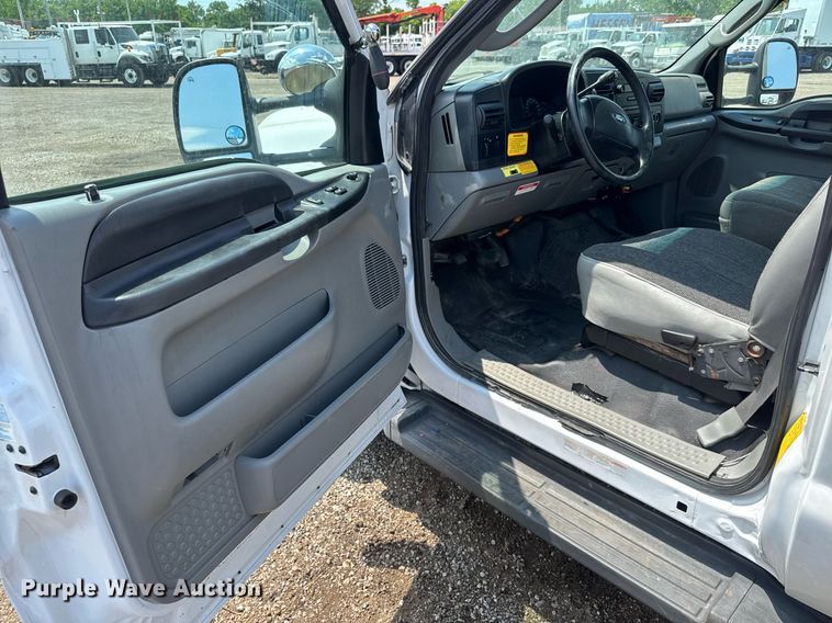 image for item DY0045 2006 Ford F450 Super Duty bucket truck