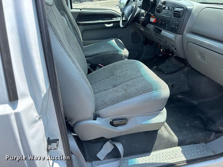 image for item DY0045 2006 Ford F450 Super Duty bucket truck