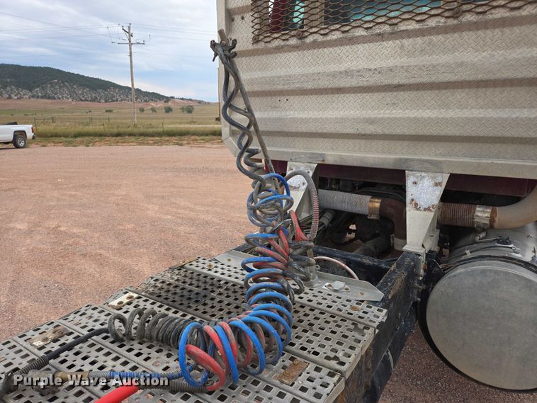 image for item DY1227 1997 Ford Areomax semi truck