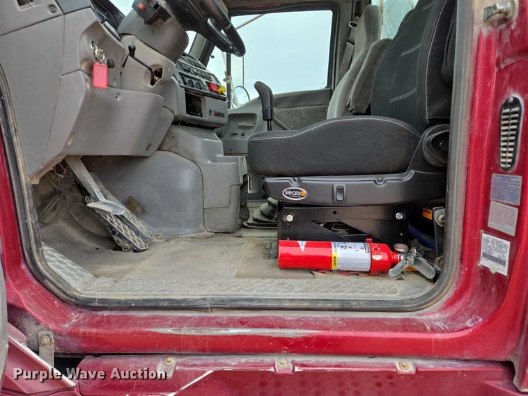 image for item DY1227 1997 Ford Areomax semi truck