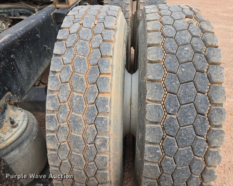 image for item DY1227 1997 Ford Areomax semi truck