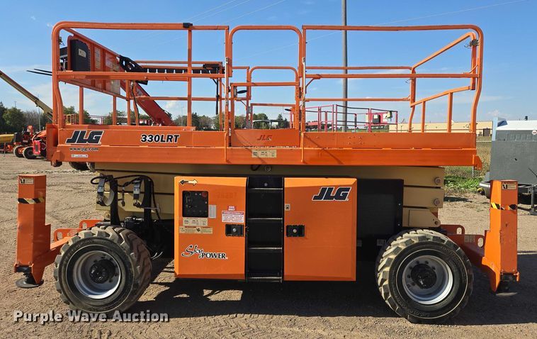image for item DY1285 2018 JLG 330LRT scissor lift