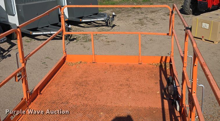 image for item DY1285 2018 JLG 330LRT scissor lift