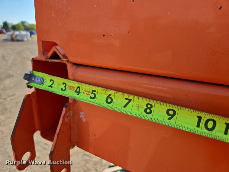 image for item DY1285 2018 JLG 330LRT scissor lift