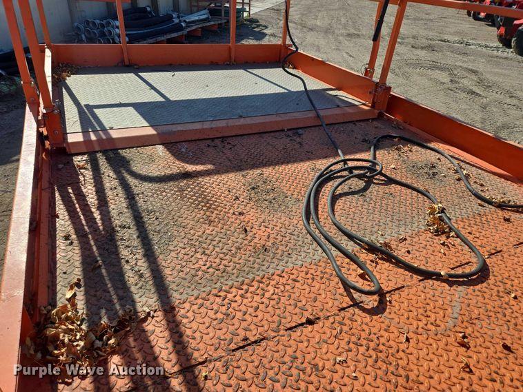 image for item DY1285 2018 JLG 330LRT scissor lift