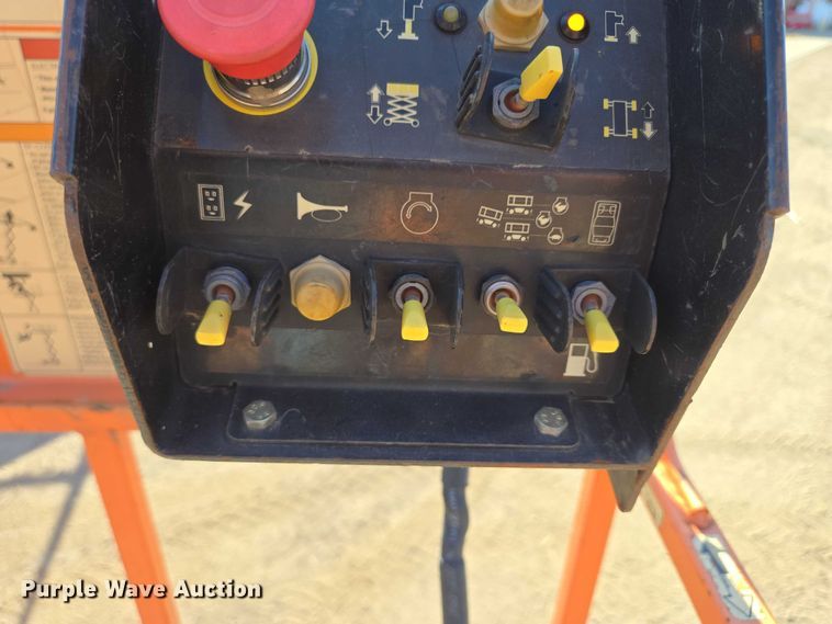 image for item DY1285 2018 JLG 330LRT scissor lift