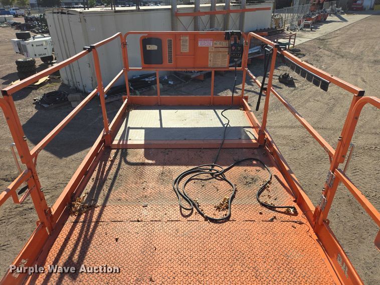 image for item DY1285 2018 JLG 330LRT scissor lift