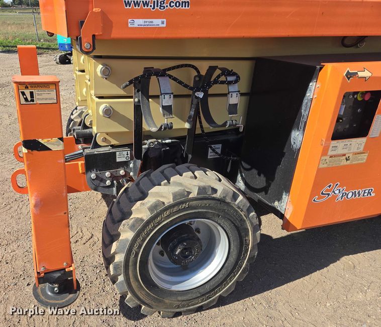 image for item DY1285 2018 JLG 330LRT scissor lift