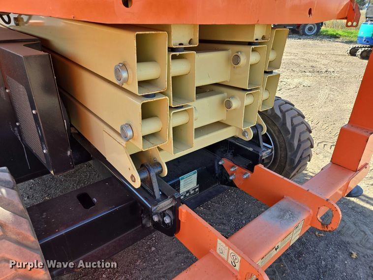 image for item DY1285 2018 JLG 330LRT scissor lift