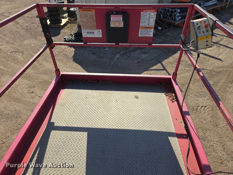 image for item DY1287 2013 MEC 3084RT scissor lift