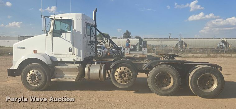 image for item DY1290 2012 Kenworth T800 semi truck